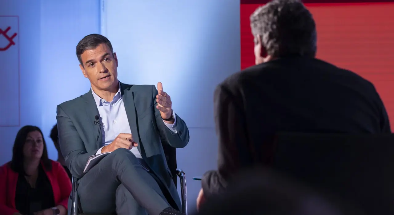  El presidente del Gobeirno y secretario general del PSOE, Pedro S&aacute;nchez, y el ministro de Inclusi&oacute;n, Seguridad Social y Migraciones, Jos&eacute; Luis Escriv&aacute;, en un acto sobre pensiones y empleo en Ferraz. - EVA ERCOLANESE 