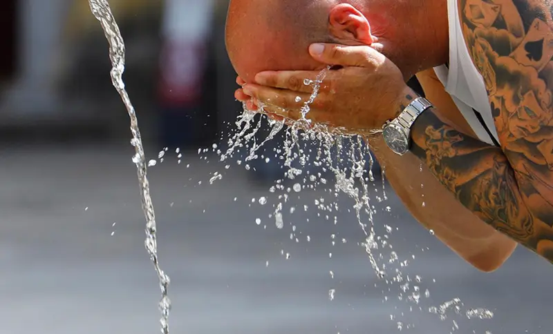  Un hombre se refresca ante la ola de calor 