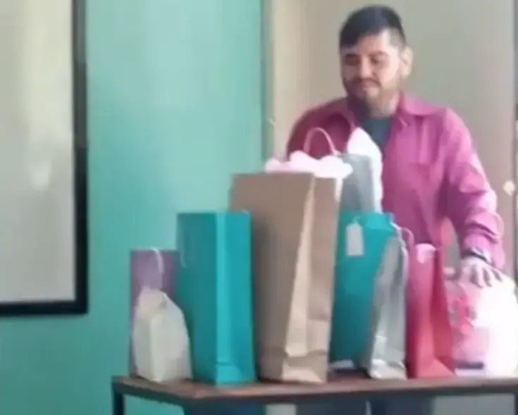  El emocionante gesto de unos alumnos con su profesor 