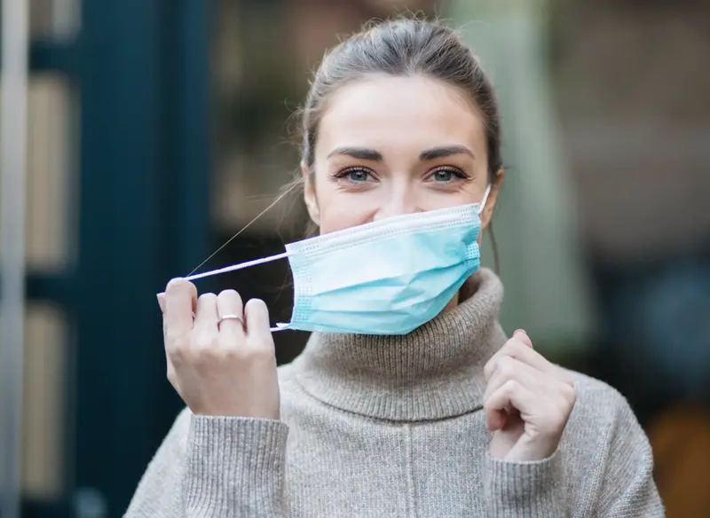  Archivo - Mujer quit&aacute;ndose la mascarilla. - IVAN PANTIC/ADMIN - Archivo 