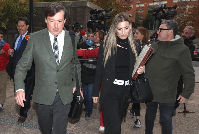  Arantxa Palomino llega a los juzgados de Arganda junto a su abogado. - Antonio Guti&eacute;rrez - Europa Press 