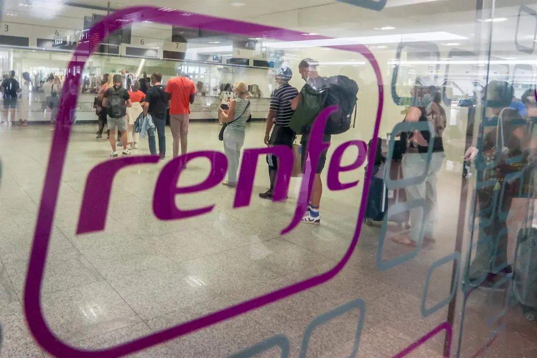  Pasajeros esperan para ser atendidos, en la estaci&oacute;n de Chamart&iacute;n 