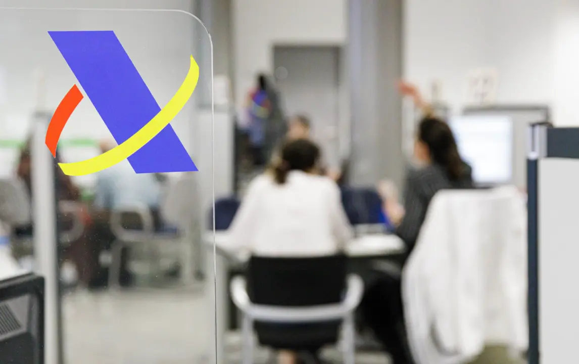  Archivo - Varias personas son atendidas en la Agencia Tributaria - Carlos Luj&aacute;n - Europa Press - Archivo 