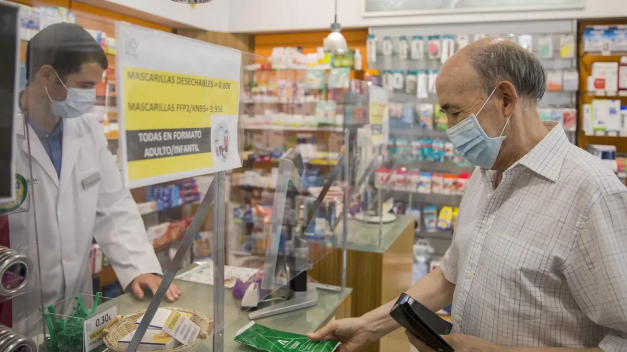  Archivo - Un hombre adquiere las mascarillas gratuitas que el Gobierno andaluz empieza desde este mi&eacute;rcoles 22, a trav&eacute;s de las farmacias, a los ciudadanos mayores de 80 a&ntilde;os. La medida beneficiar&aacute; a todos los mayores de 65 a&ntilde;os y a los menores de esa eda - Mar&iacute;a Jos&eacute; L&oacute;pez - Europa Press - Archivo 