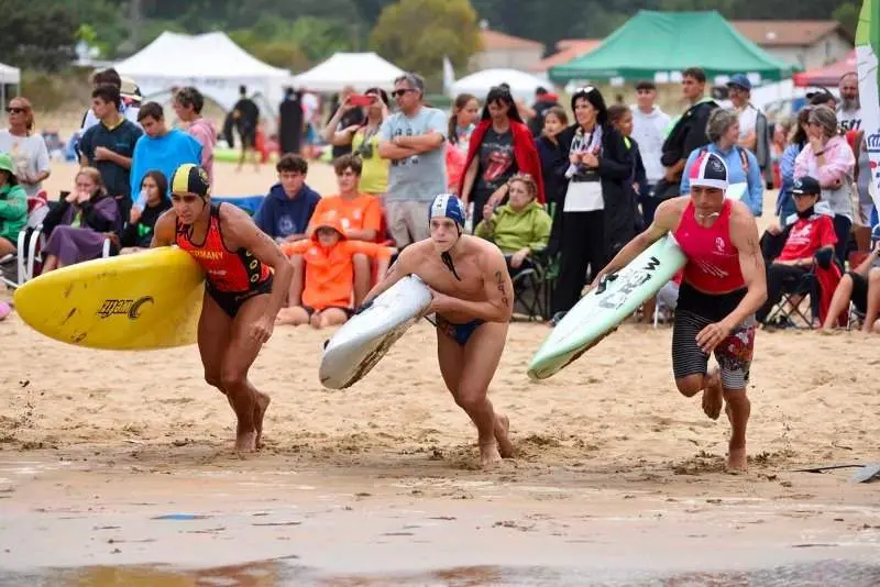 Un instante de la prueba de Carrera con tabla de salvamento de la edici&oacute;n del a&ntilde;o pasado, celebrada en la playa de Ori&ntilde;on, en Castro Urdiales (Cantabria). Autor: Javier S&aacute;nchez-RFESS 