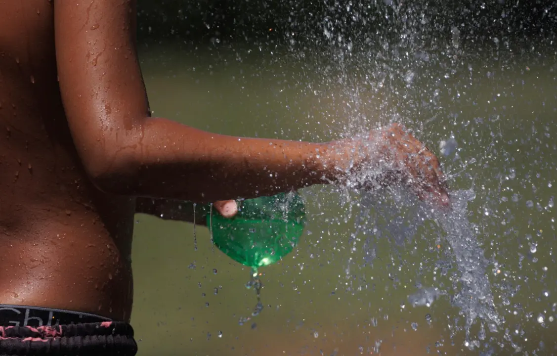  Un chico se refresca en Madrid - Eduardo Parra - Europa Press 