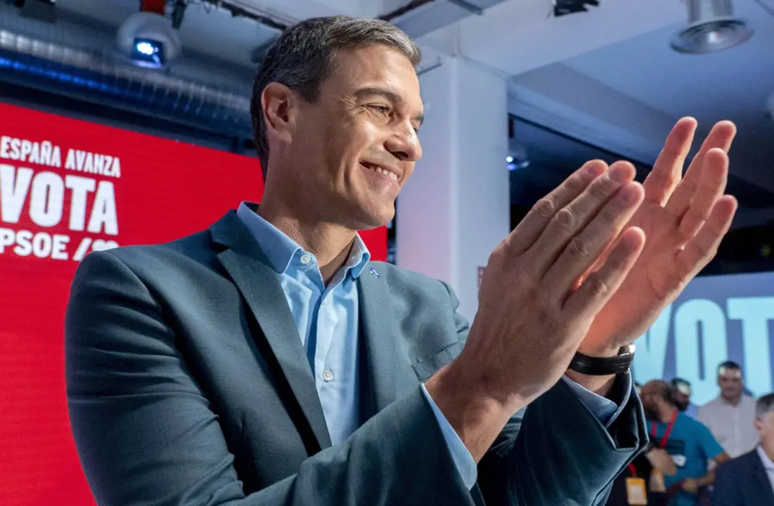  El secretario general del PSOE y presidente del Gobierno, Pedro S&aacute;nchez, aplaude a su llegada a la presentaci&oacute;n del programa electoral del PSOE para las elecciones generales en Madrid<br>El secretario general del PSOE y presidente del Gobierno, Pedro S&aacute;nchez, aplaude a su llegada a la presentaci&oacute;n del programa electoral del PSOE para las elecciones generales en Madrid - Alberto Ortega - Europa Press 