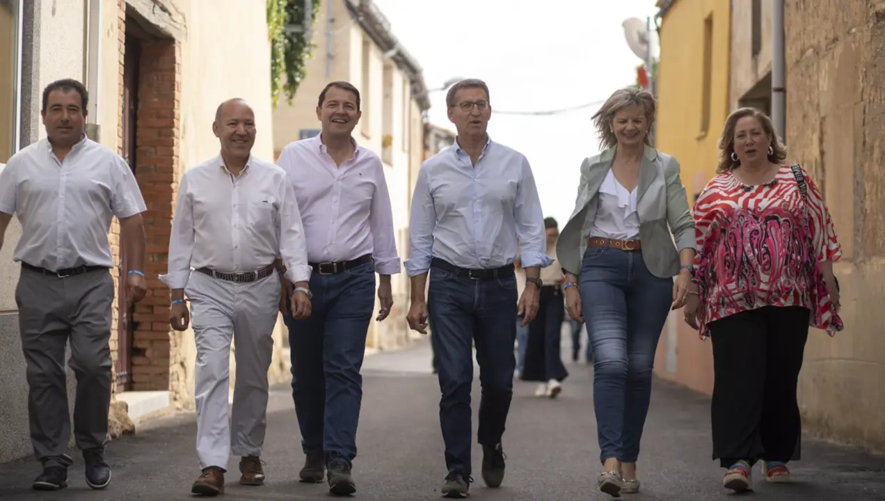  El presidente del Partido Popular y candidato a la Presidencia del Gobierno, Alberto N&uacute;&ntilde;ez Feij&oacute;o (c), el presidente de la Junta, Alfonso Fern&aacute;ndez Ma&ntilde;ueco (3i), la portavoz de Sanidad del PP, Elvira Velasco (2d), el presidente del PP de Zamora, Jos&eacute; Mar&iacute; - Emilio Fraile - Europa Press 