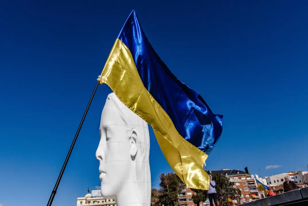  Archivo - Una bandera de Ucrania junto a la escultura 'Julia' de Jaume Plensa en una concentraci&oacute;n para pedir el fin de la guerra en Ucrania, en la Plaza de Col&oacute;n, a 26 de febrero de 2023, en Madrid, (Espa&ntilde;a). - Carlos Luj&aacute;n - Europa Press - Archivo 
