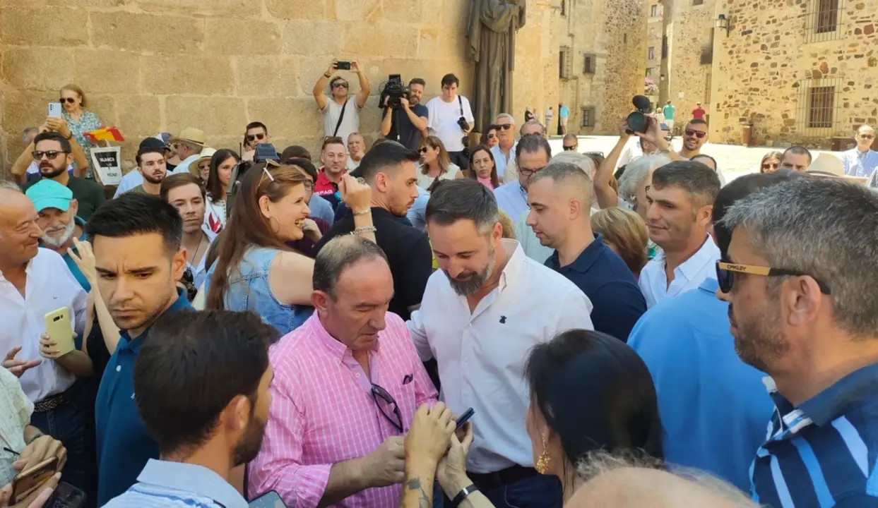  El l&iacute;der de Vox, Santiago Abascal, saluda a simpatizantes en C&aacute;ceres - EUROPA PRESS 