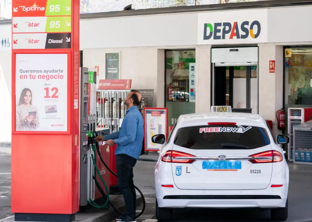  Archivo - Una persona reposta en una gasolinera CEPSA de Avenida de Portugal en M&oacute;stoles, a 5 de abril de 2023, en Madrid (Espa&ntilde;a). - A. P&eacute;rez Meca - Europa Press - Archivo 