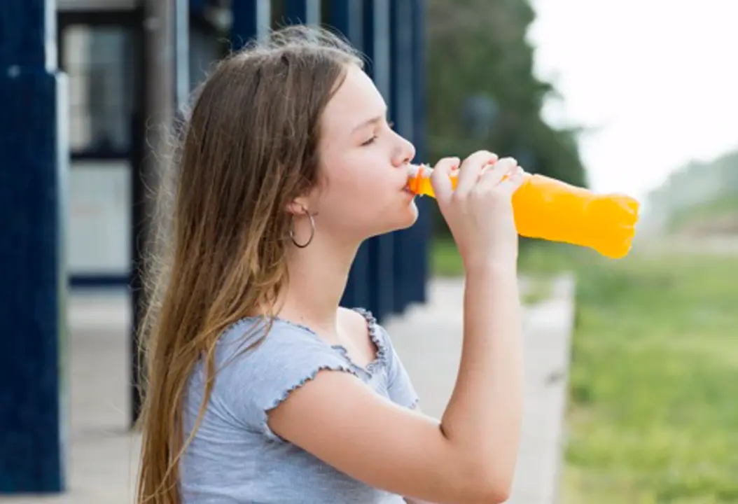  Archivo - Adolescente bebiendo bebida energ&eacute;tica, refresco - HOSPITAL VITHAS NISA 9 DE OCTUBRE - Archivo 
