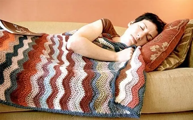  Persona durmiendo en el sof&aacute; 