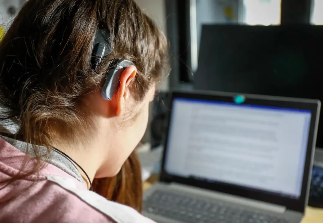  Archivo - Una joven con sordera. - &Oacute;scar J.Barroso - Europa Press - Archivo 