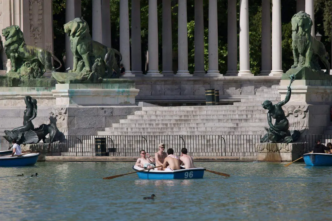  Un grupo de chicos en las barcas de El Retiro en d&iacute;a en que Espa&ntilde;a ha comenzado a sufrir un episodio c&aacute;lido con temperaturas de pleno verano 