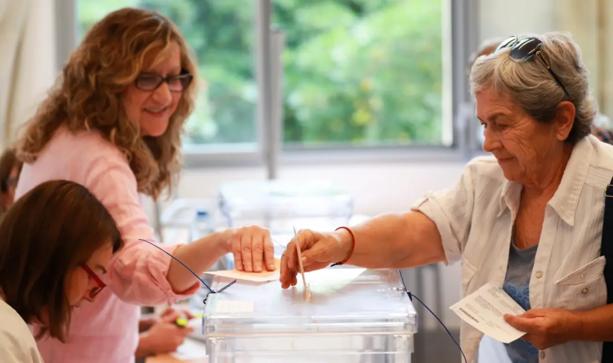  Archivo - Una persona ejerce su derecho al voto, a 28 de mayo de 2023, en Palma, Mallorca, Baleares (Espa&ntilde;a). - Tom&agrave;s Moy&agrave; - Europa Press - Archivo 