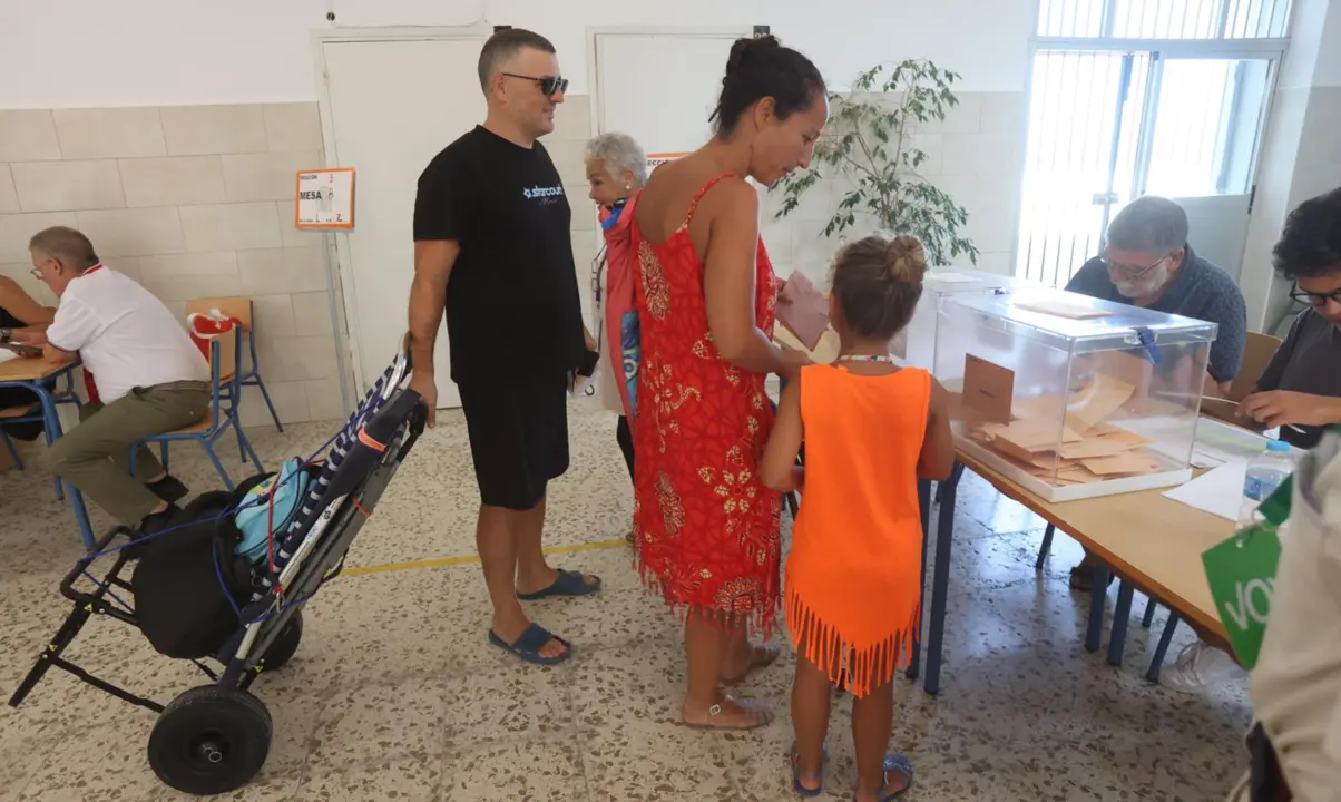  Varias personas con ropa de ba&ntilde;o y utensilios de playa ejercen su derecho a voto durante las elecciones generales, en el Colegio La Caleta, a 23 de julio de 2023, en C&aacute;diz (Andaluc&iacute;a, Espa&ntilde;a). - Nacho Frade - Europa Press 