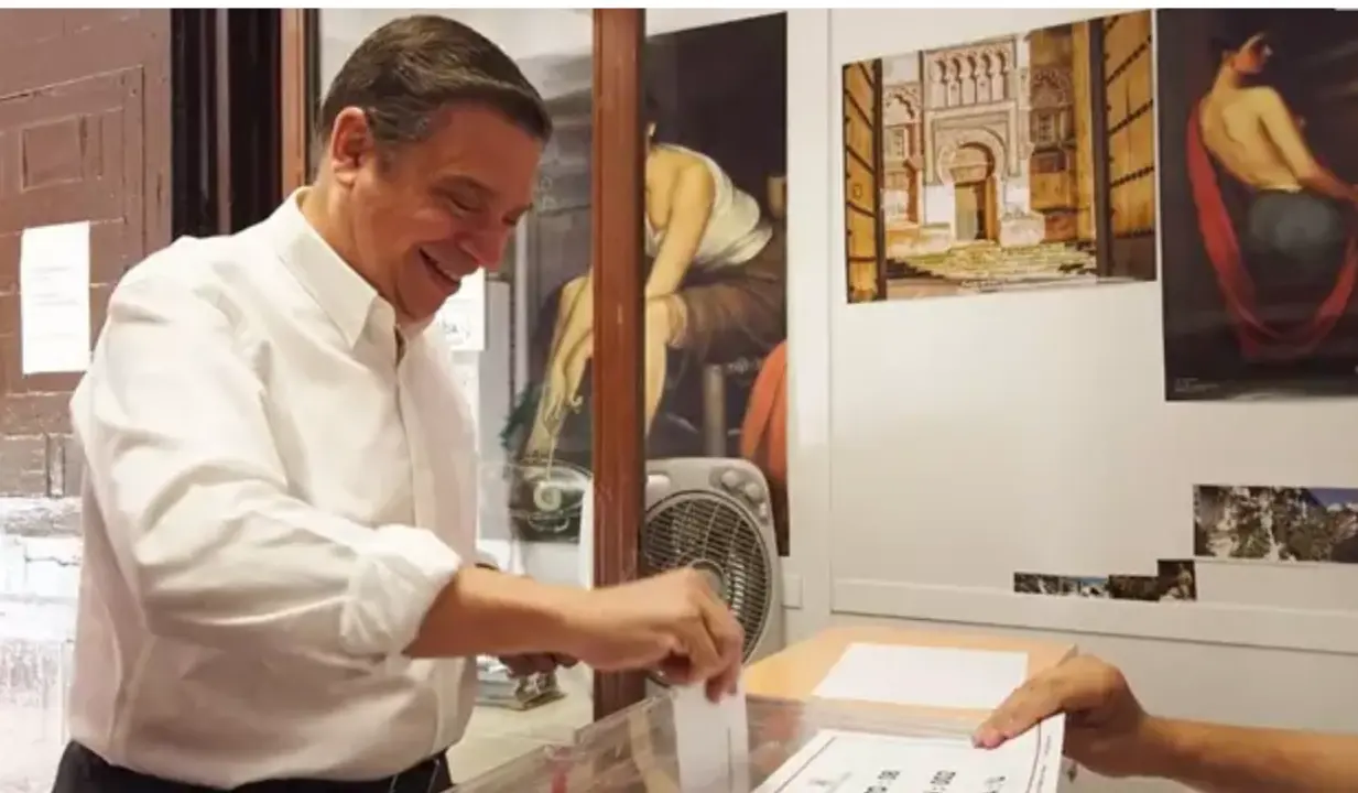  El ministro de Agricultura, Pesca y Alimentaci&oacute;n y cabeza de lista del PSOE al Congreso por C&oacute;rdoba, Luis Planas, ejerce su derecho al voto<br>- PSOE C&Oacute;RDOBA 