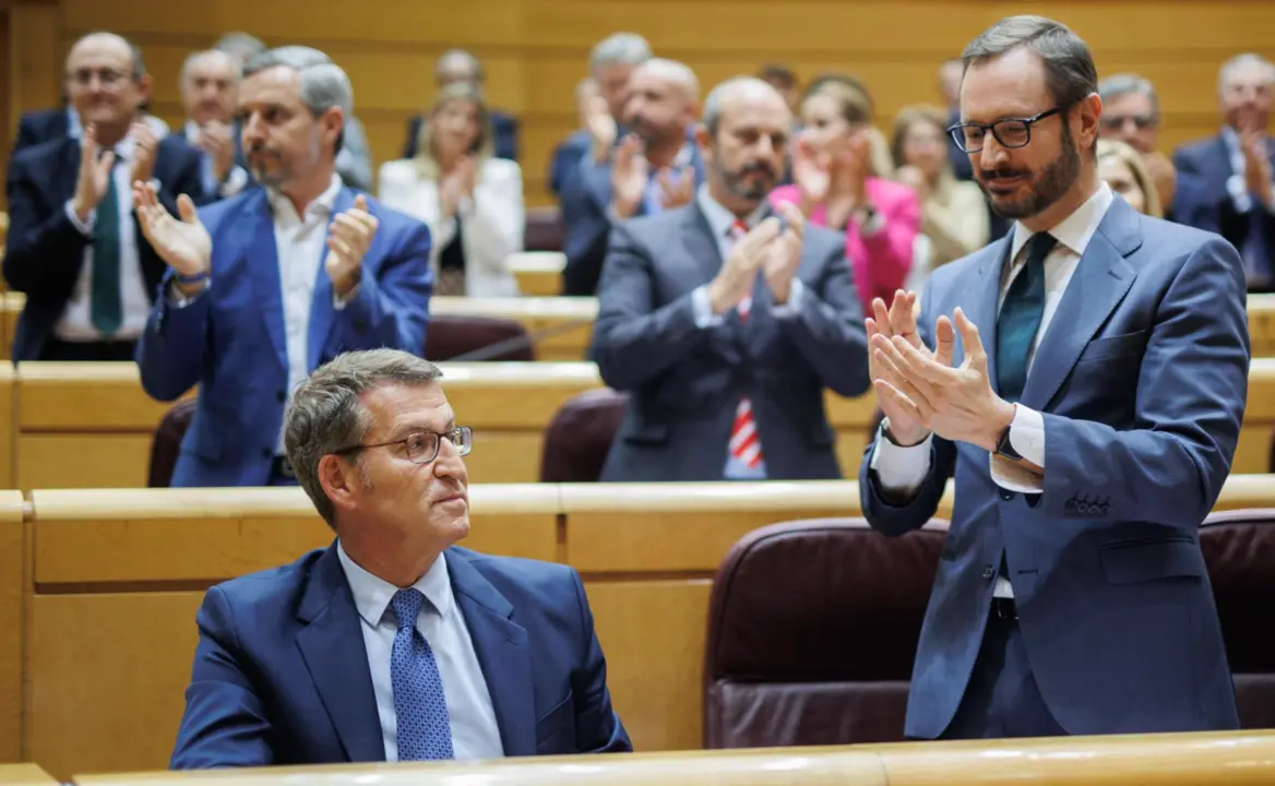  Archivo - Los senadores aplauden al presidente del PP, Alberto N&uacute;&ntilde;ez Feij&oacute;o, despu&eacute;s de conocer los resultados de la votaci&oacute;n durante una sesi&oacute;n plenaria en el Senado, a 26 de abril de 2023, en Madrid (Espa&ntilde;a). La sesi&oacute;n en el Senado debate y vota la refo - Alejandro Mart&iacute;nez V&eacute;lez - Europa Press - Archivo 