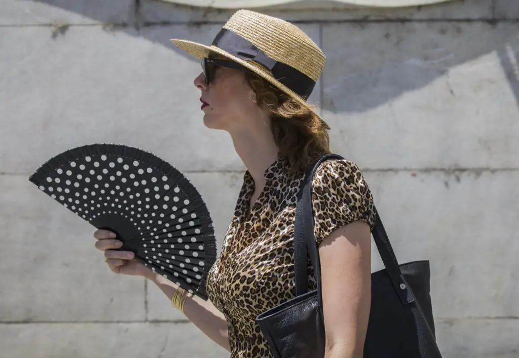  Archivo - Una mujer se abanica mientras camina por la avd. de la Constituci&oacute;n durante la ola de calor africano que ha llegado este jueves a Espa&ntilde;a. En Sevilla (Andaluc&iacute;a, Espa&ntilde;a), a 30 de julio de 2020. - Mar&iacute;a Jos&eacute; L&oacute;pez - Europa Press - Archivo 