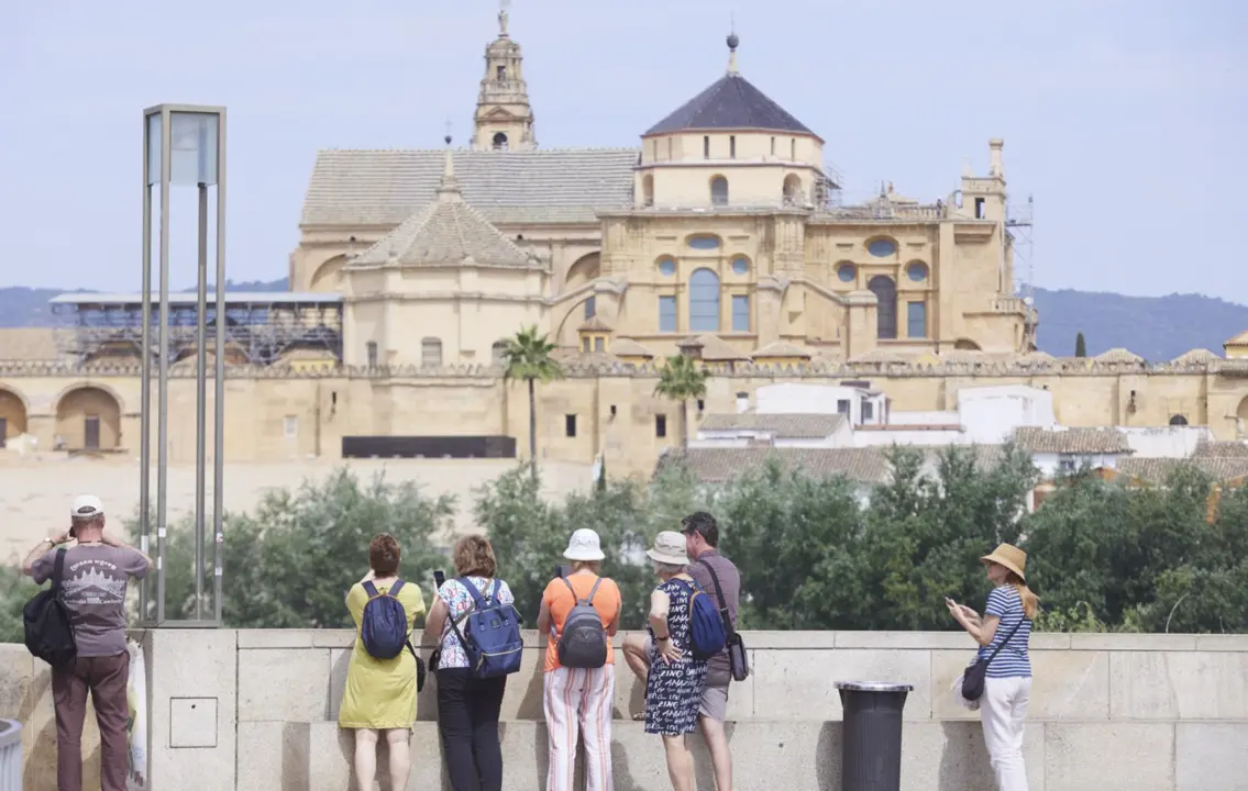  Archivo - Varias personas realizan fotograf&iacute;as al puente de San Rafael, en C&oacute;rdoba (Andaluc&iacute;a, Espa&ntilde;a). - Joaquin Corchero - Europa Press - Archivo 