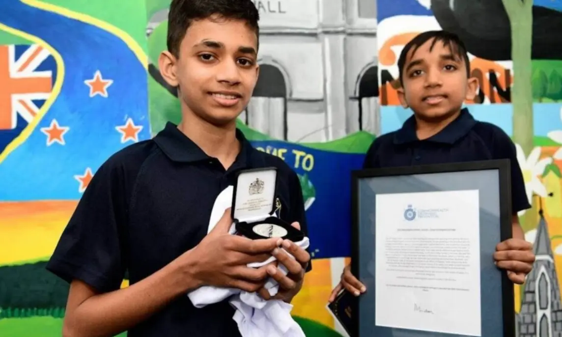  Kalya Gamage y su hermano Kithmi 