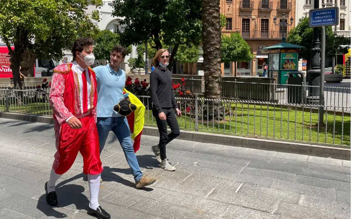  Archivo - Dos j&oacute;venes, ataviados con la vestimenta de las despedidas de soltero. Archivo. - Eduardo Briones - Europa Press - Archivo 