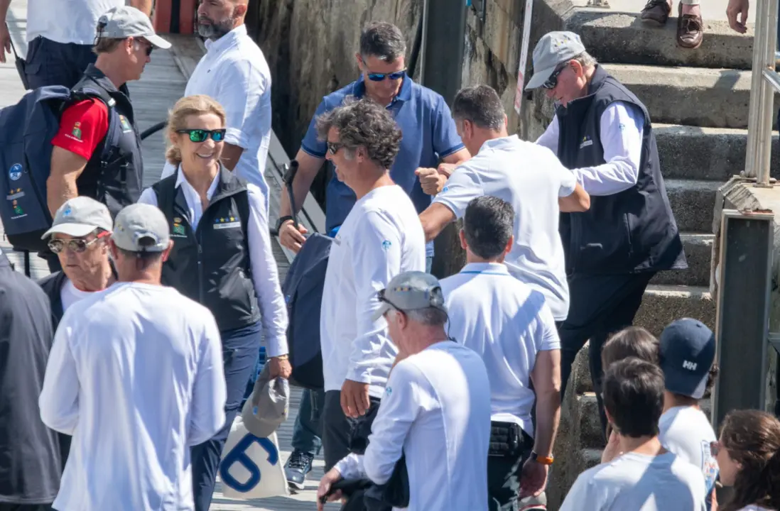  El Rey Don Juan Carlos I y la Infanta Elena en el puerto de Sanxenxo antes de embarcar "El Brib&oacute;n" a 29 de julio de 2023, en Sanxenxo, Pontevedra, Galicia (Espa&ntilde;a). - Jos&eacute; Oliva - Europa Press 