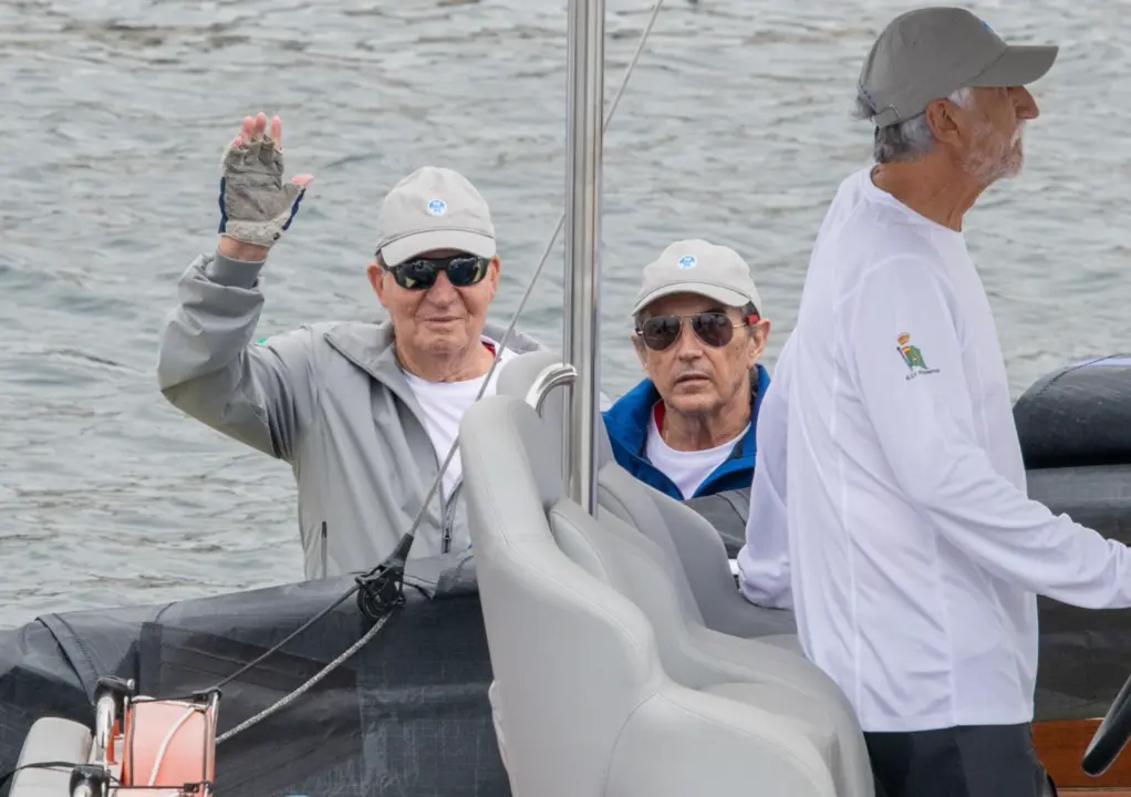  El Rey Juan Carlos y Pedro Campos en El Brib&oacute;n, a 27 de julio de 2023, en Sanxenxo, Pontevedra, Galicia (Espa&ntilde;a). - Jos&eacute; Oliva - Europa Press 