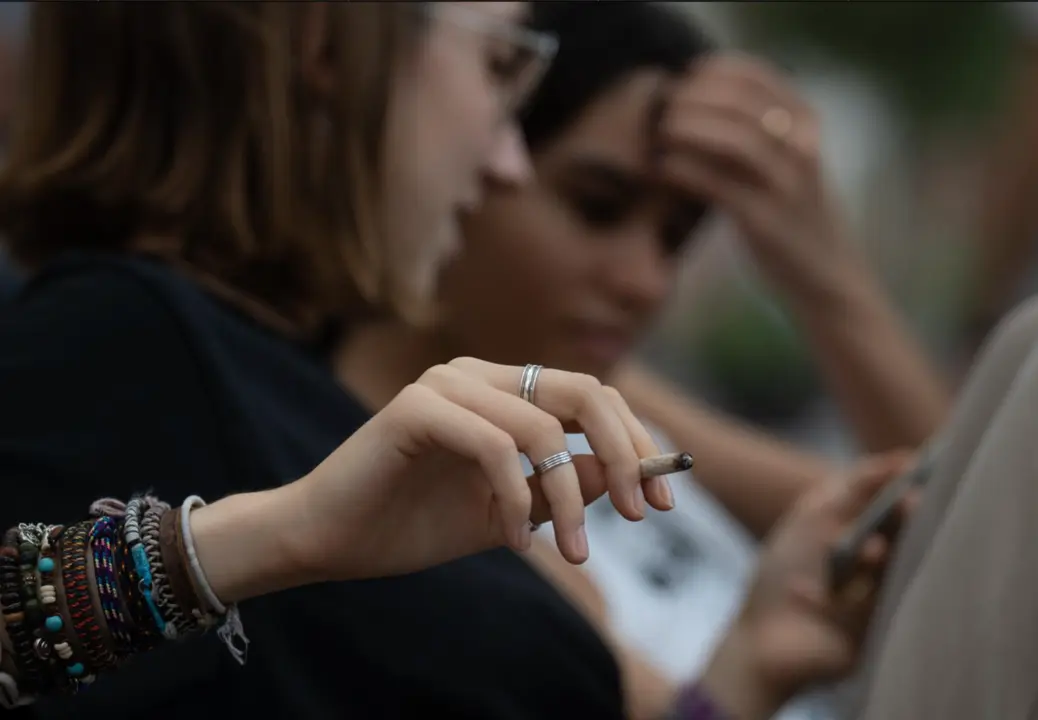  Archivo - Varios j&oacute;venes fuman en las inmediaciones del colegio Pia Balmes, que la nueva normativa del Govern convertir&aacute;n en espacio libre de humo, a 23 de septiembre de 2022, en Barcelona, Catalunya (Espa&ntilde;a). - David Zorrakino - Europa Press - Archivo 