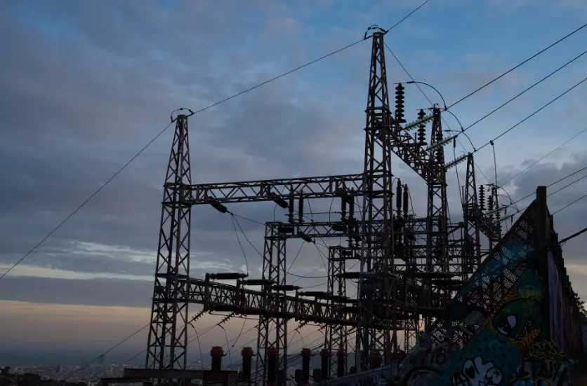  Archivo - Tendido el&eacute;ctrico, a 31 de diciembre de 2022, en Barcelona, Catalu&ntilde;a (Espa&ntilde;a). 