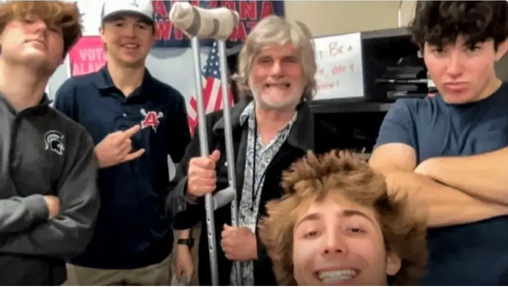  Los estudiantes de un instituto de Phoenix junto a su profesor 