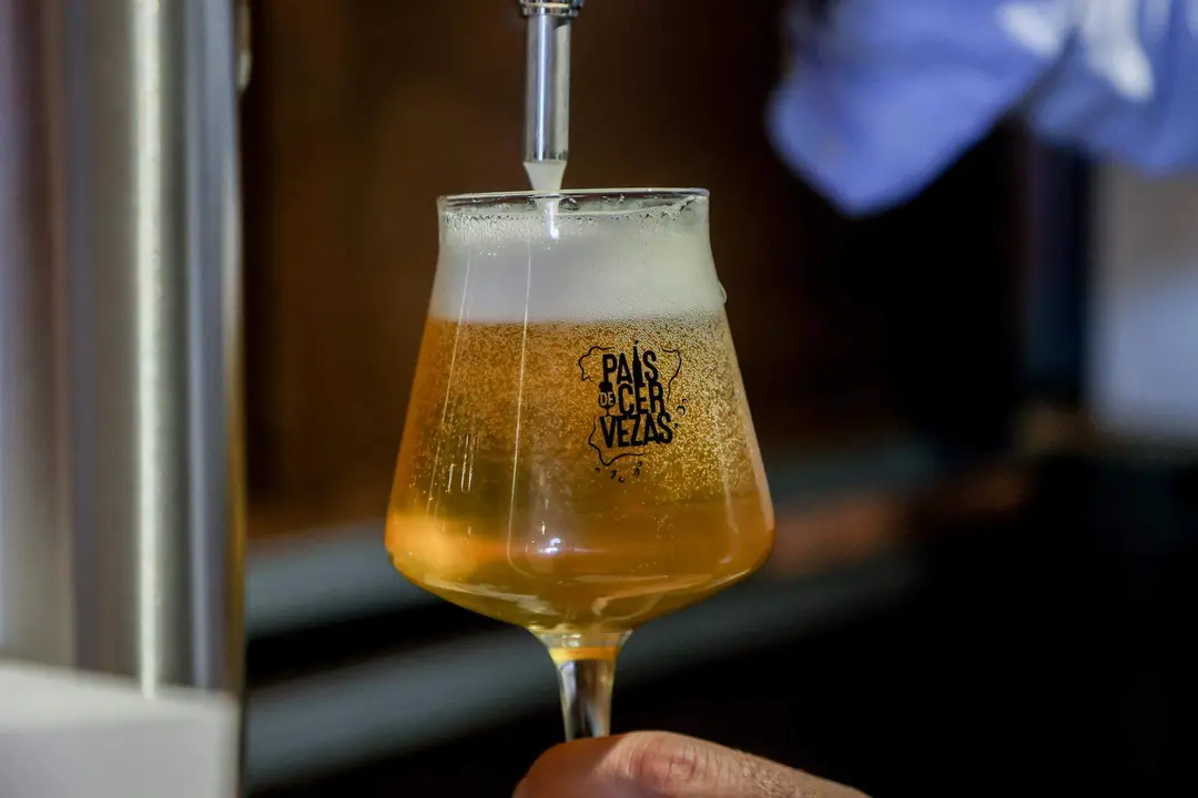  Una cerveza rubia de grifo tirada en copa de cristal durante el Gran Festival de la Cultura Cervecera de Espa&ntilde;a 