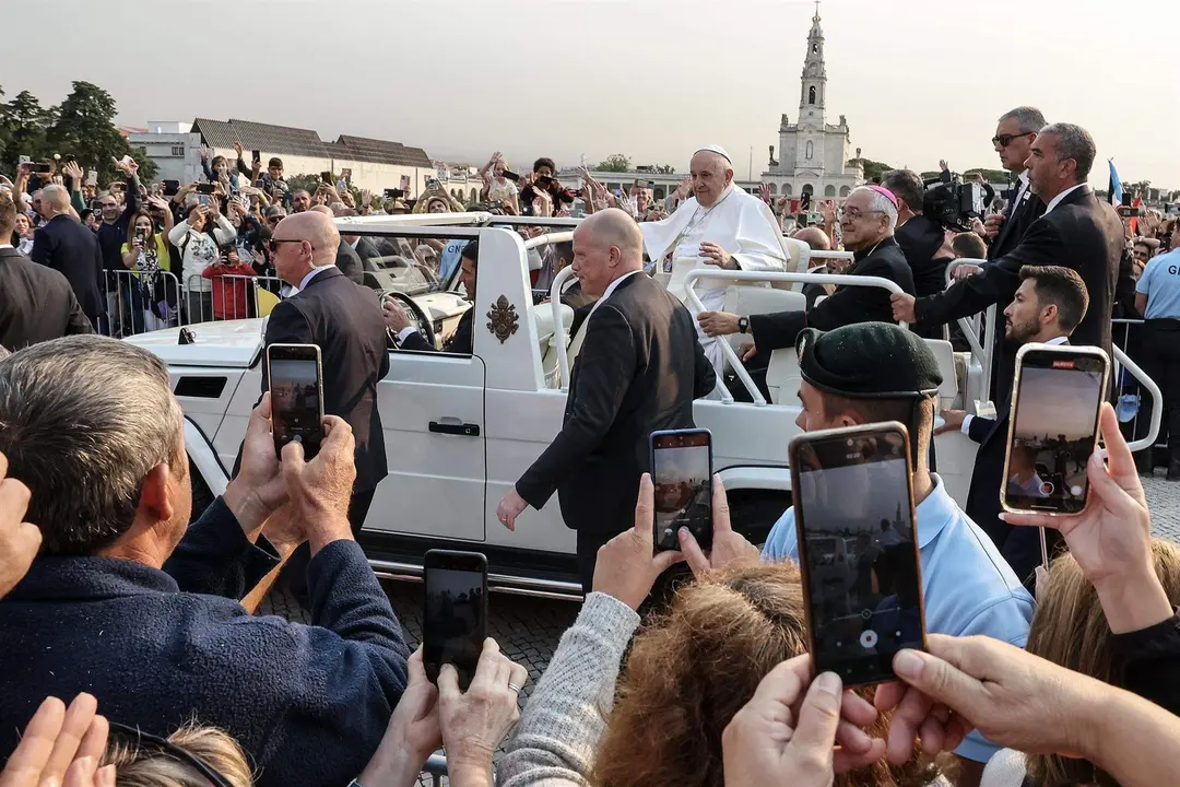  El Papa llega al Santuario de F&aacute;tima 