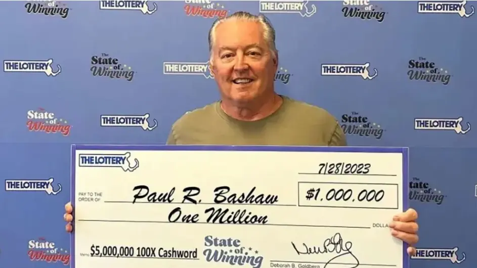  Paul Bashaw posando con su cheque de la loter&iacute;a 