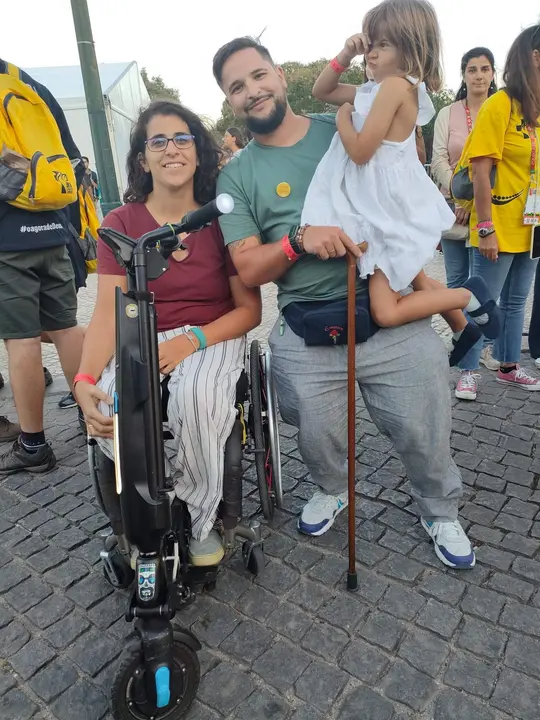  Esther junto a su marido y si hija 