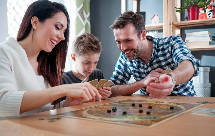  Familia jugando a un juego de mesa 
