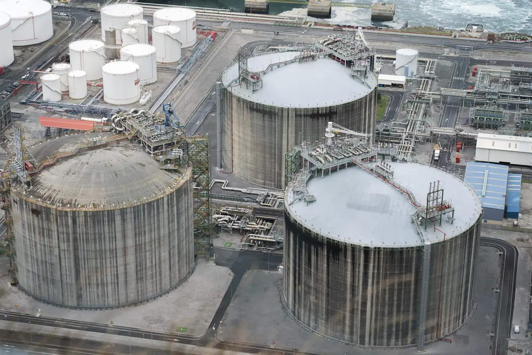  Vista de la planta regasificadora de la Bah&iacute;a de Bizkaia Gas 