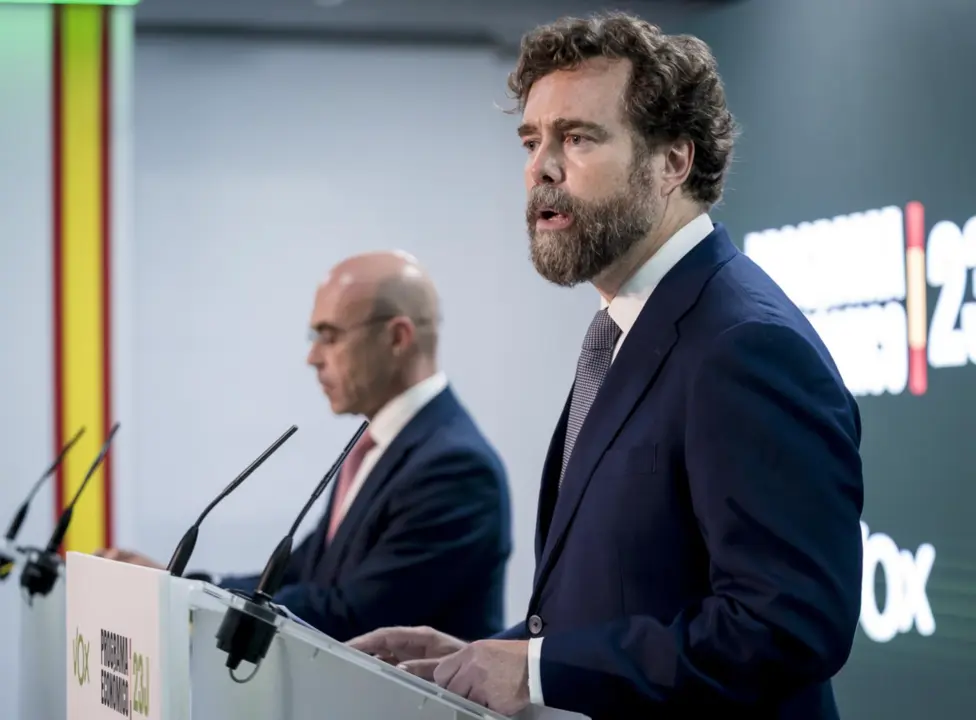  El vicepresidente de Acci&oacute;n Pol&iacute;tica de Vox, Jorge Buxad&eacute; (i), y el portavoz del Grupo Parlamentario en el Congreso de los Diputados, Iv&aacute;n Espinosa (d) - A. P&eacute;rez Meca - Europa Press 