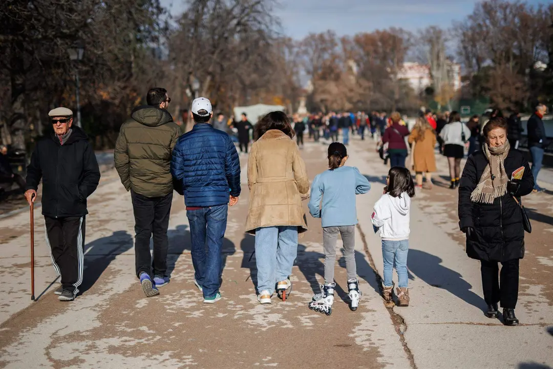  Niños paseando por el Retiro - Alejandro Martínez Vélez - Europa Press - Archivo 