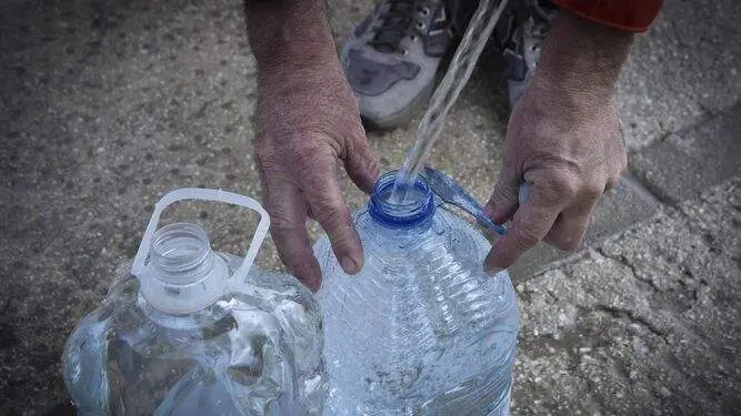  Persona llenado bidones de agua 
