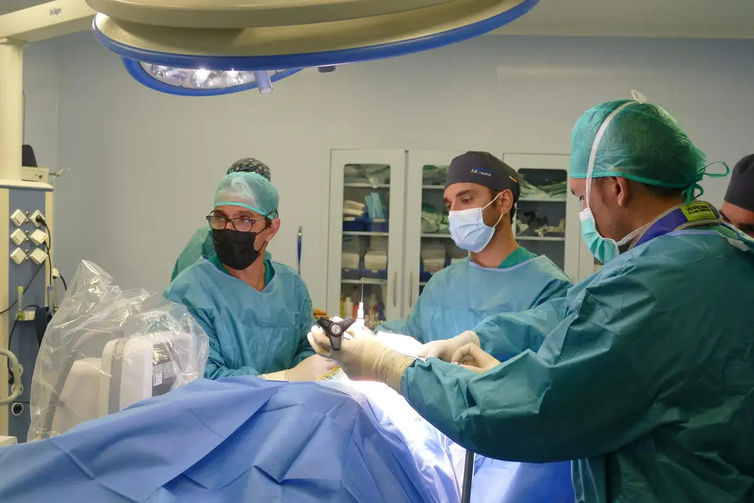  Los doctores Jim&eacute;nez, Mar&iacute;n y Peir&oacute; durante la intervenci&oacute;n 