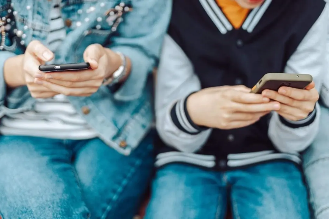  Adolescentes, adicci&oacute;n al tel&eacute;fono, j&oacute;venes, nuevas tecnolog&iacute;as, redes sociales 