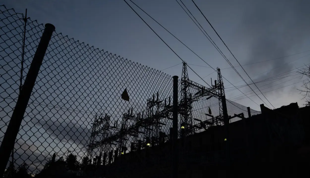  Archivo - Tendido el&eacute;ctrico, a 31 de diciembre de 2022, en Barcelona, Catalu&ntilde;a (Espa&ntilde;a). El precio de la luz para los clientes de tarifa regulada vinculados al mercado mayorista ha cerrado 2022 en 209,4 euros por megavatio hora (MWh) de media, por lo que - David Zorrakino - Europa Press - Archivo 