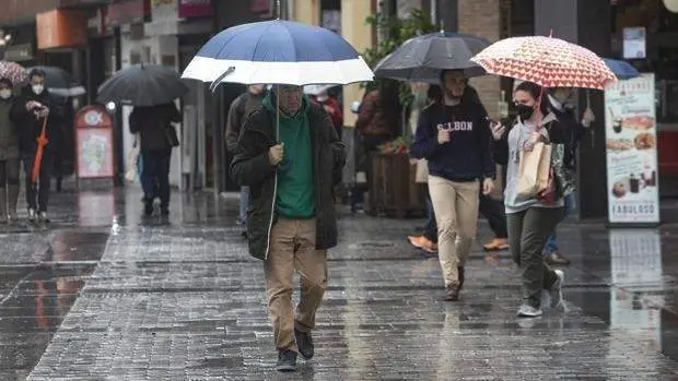  Personas caminando por C&oacute;rdoba bajo la lluvia 