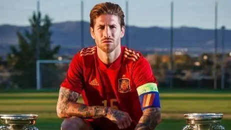  Sergio Ramos posa junto a las dos Eurocopas y la Copa del Mundo. Foto de su cuenta oficial de Twitter: @SergioRamos 