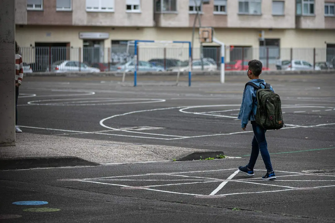  Un ni&ntilde;o en el patio del CEIP Padre Orbiso en el primer d&iacute;a del curso escolar 