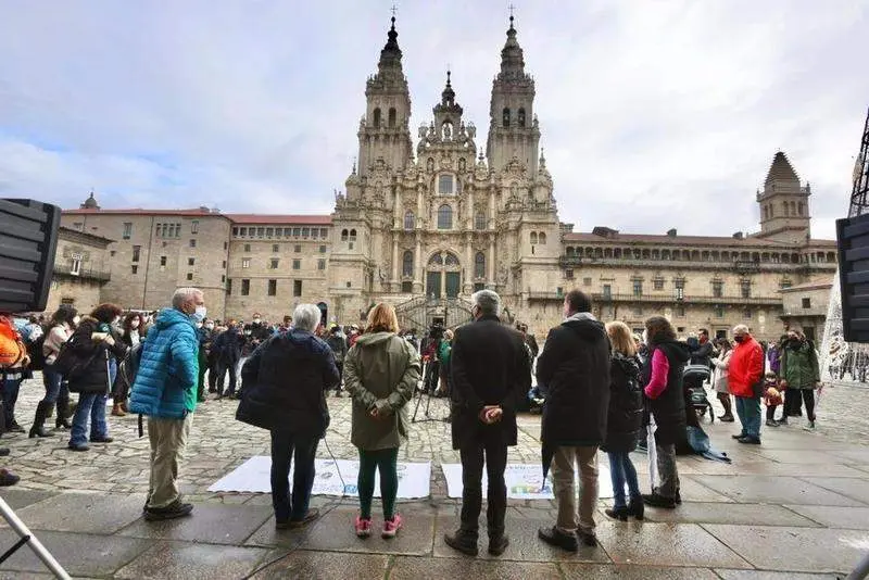  Los j&oacute;venes en su llegaada a la Plaza del Obradoiro, en Santiago de Compostela 