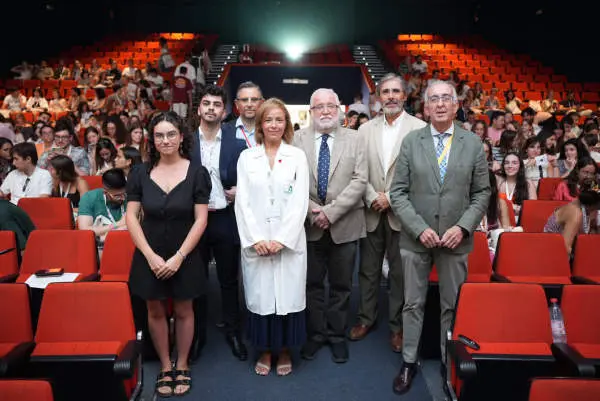  Representantes de estudiantes junto a autoridades acad&eacute;micas y sanitarias antes de la inauguraci&oacute;n del congreso. 