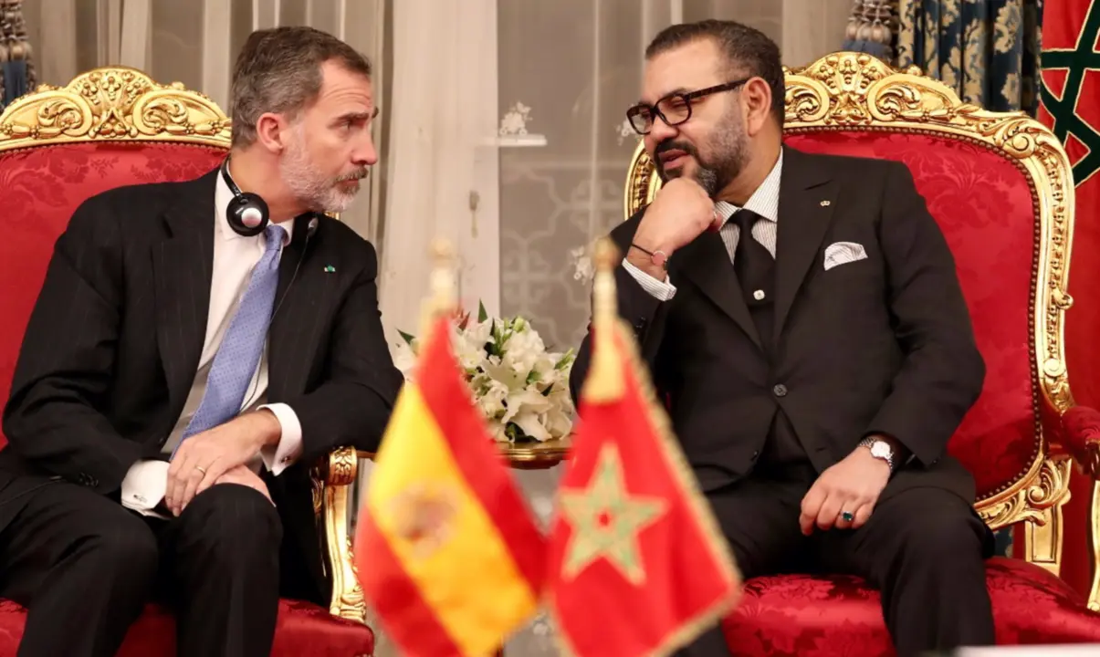  Archivo - (I-D) El Rey Felipe VI y el el Rey Mohamed VI, conversan momentos antes de la firma de varios acuerdos bilaterales. - Casa Real - Archivo 